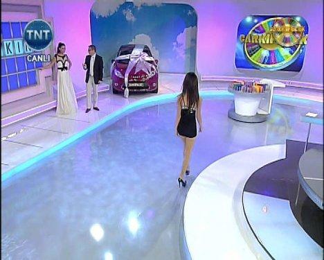 Cansu Taşkın ultra minisiyle Çarkıfelek'te - Resim 31