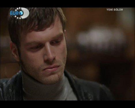 Kuzey saz çalıp türkü söyledi