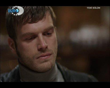 Kuzey saz çalıp türkü söyledi