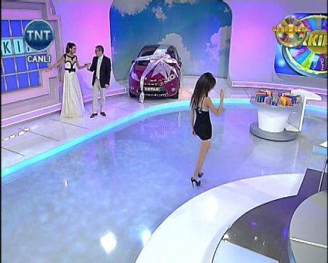 Cansu Taşkın ultra minisiyle Çarkıfelek'te - Resim 32