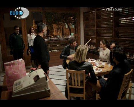 Kuzey saz çalıp türkü söyledi