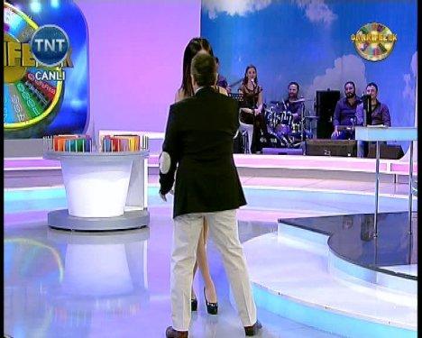Cansu Taşkın ultra minisiyle Çarkıfelek'te - Resim 17