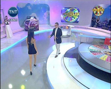 Cansu Taşkın ultra minisiyle Çarkıfelek'te - Resim 2