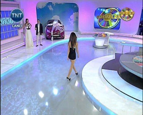 Cansu Taşkın ultra minisiyle Çarkıfelek'te - Resim 30