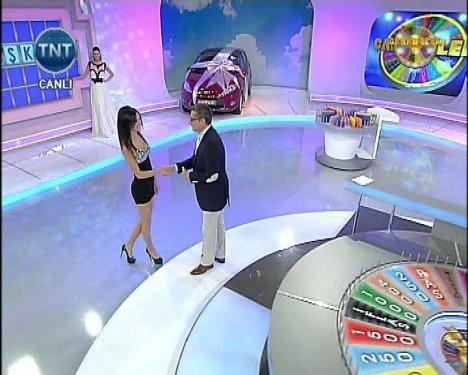 Cansu Taşkın ultra minisiyle Çarkıfelek'te - Resim 3
