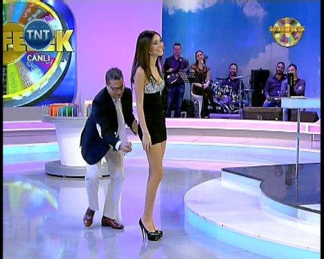 Cansu Taşkın ultra minisiyle Çarkıfelek'te - Resim 16