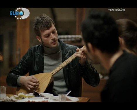 Kuzey saz çalıp türkü söyledi