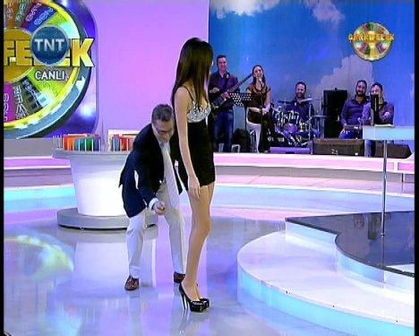 Cansu Taşkın ultra minisiyle Çarkıfelek'te - Resim 15