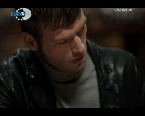 Kuzey saz çalıp türkü söyledi