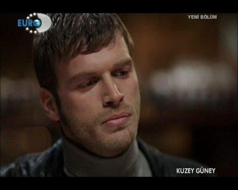 Kuzey saz çalıp türkü söyledi