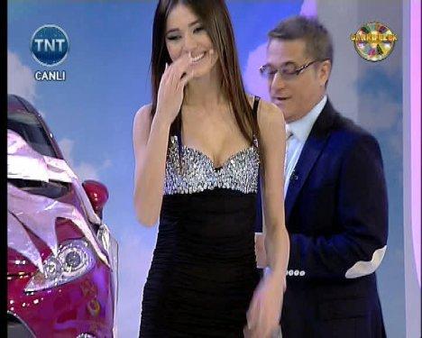 Cansu Taşkın ultra minisiyle Çarkıfelek'te - Resim 10