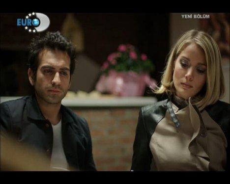 Kuzey saz çalıp türkü söyledi