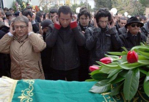 Ali Taran'ın eski eşi son yolculuğuna uğurlandı - Resim 3