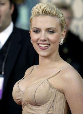 Scarlett Johansson hayranları için soyundu