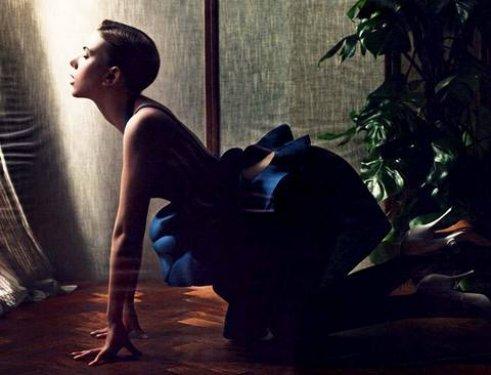 Scarlett Johansson hayranları için soyundu