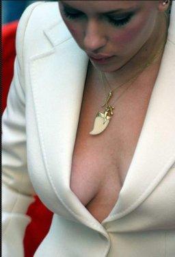 Scarlett Johansson hayranları için soyundu