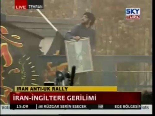 İran'da İngiliz Büyükelçiği'ne baskın