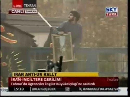 İran'da İngiliz Büyükelçiği'ne baskın