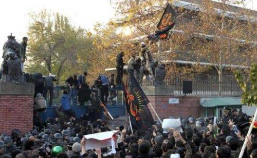 İran'da İngiliz Büyükelçiği'ne baskın