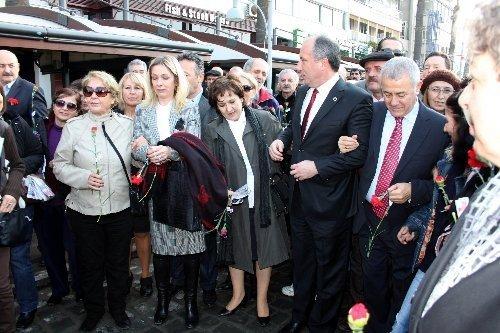 İzmir'de Balbay için 1000 karanfil eylemi  - Resim 3