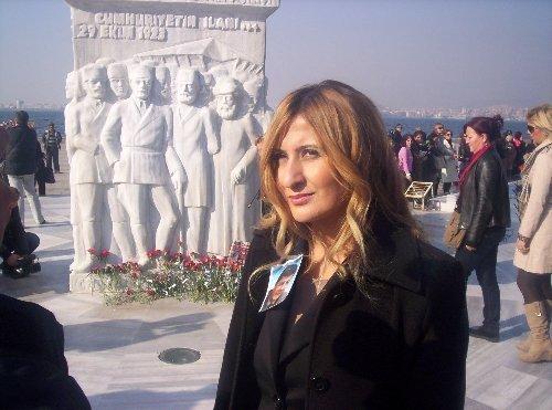 İzmir'de Balbay için 1000 karanfil eylemi  - Resim 1