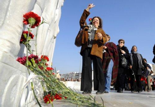 İzmir'de Balbay için 1000 karanfil eylemi  - Resim 5