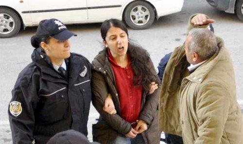 Babadan eylemci kıza tokat - Resim 1