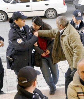 Babadan eylemci kıza tokat - Resim 3