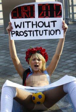 FEMEN UEFA'ya karşı - Resim 3