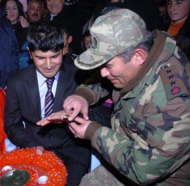 Depremzedenin kınasını Mehmetçik yaktı  - Resim 5