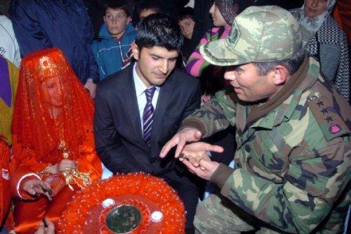 Depremzedenin kınasını Mehmetçik yaktı  - Resim 1