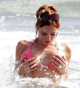 Azgın dalgalar Maria Fowler'ın bikinisini açtı - Resim 4