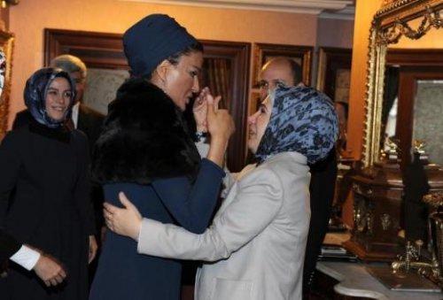 Katar Emiri'nin eşi güzelliğiyle dikkat çekti