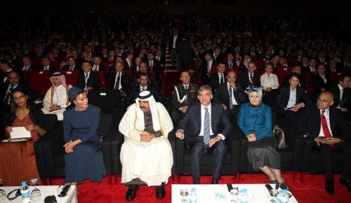 Katar Emiri'nin eşi güzelliğiyle dikkat çekti