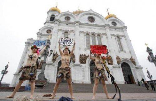 FEMEN kızları Putin için soyundu 