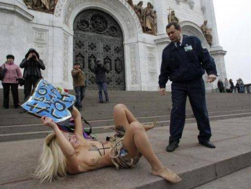 FEMEN kızları Putin için soyundu 