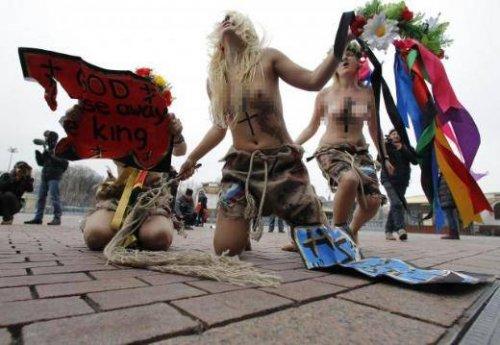 FEMEN kızları Putin için soyundu 