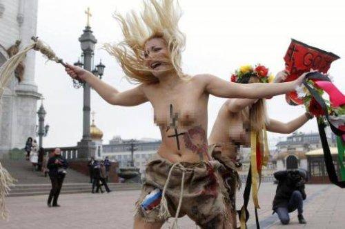 FEMEN kızları Putin için soyundu 