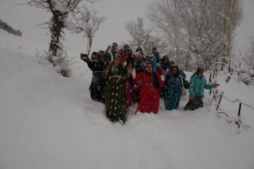 Damada kavuşmak için 5 kilometre yürüdü