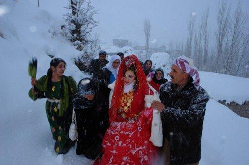 Damada kavuşmak için 5 kilometre yürüdü