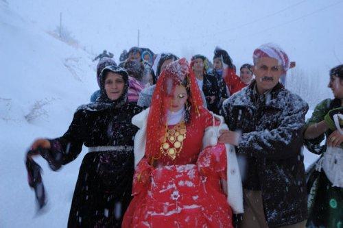 Damada kavuşmak için 5 kilometre yürüdü