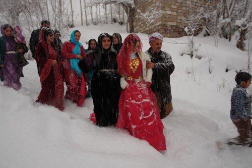 Damada kavuşmak için 5 kilometre yürüdü