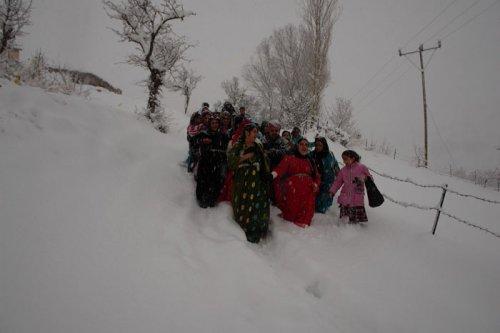 Damada kavuşmak için 5 kilometre yürüdü
