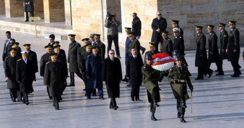 Başbakan Erdoğan Anıtkabir merdivenlerinde	