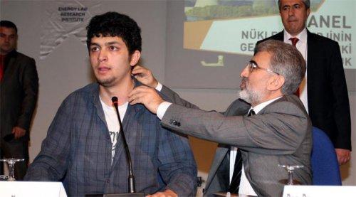 Bakan Yıldız protestocu öğrenciyi yanına oturttu