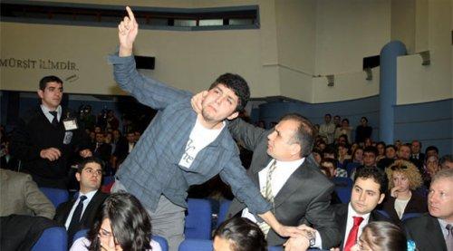 Bakan Yıldız protestocu öğrenciyi yanına oturttu