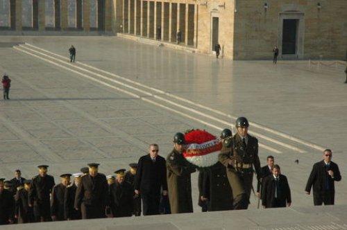 Başbakan Erdoğan Anıtkabir merdivenlerinde	