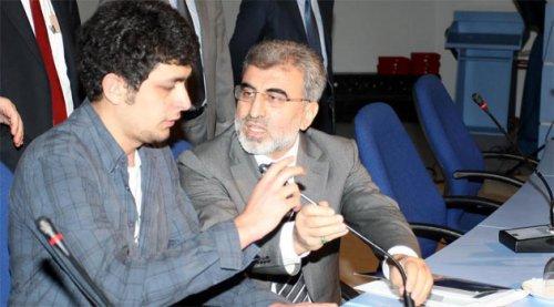 Bakan Yıldız protestocu öğrenciyi yanına oturttu