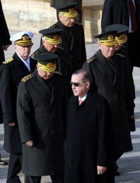 Başbakan Erdoğan Anıtkabir merdivenlerinde	