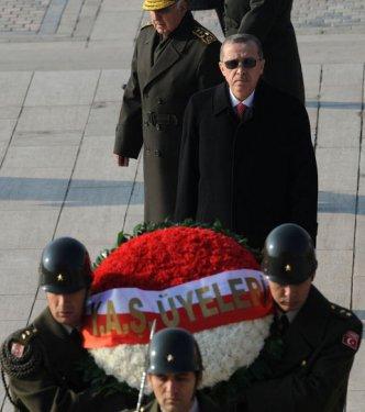 Başbakan Erdoğan Anıtkabir merdivenlerinde	